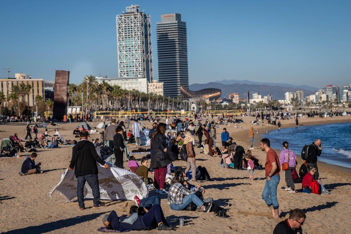 En manga corta a 8 de diciembre en Barcelona. La buena temperatura, llena las playas de la ciudad.