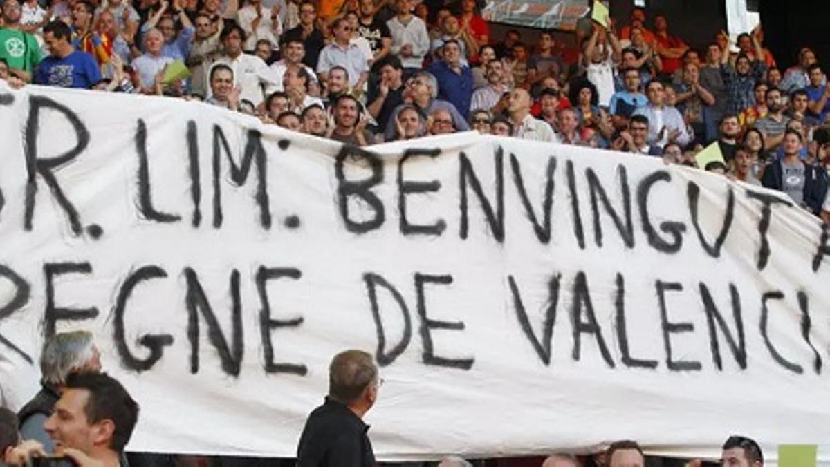 Pancarta de bienvenida a Peter Lim en Mestalla.