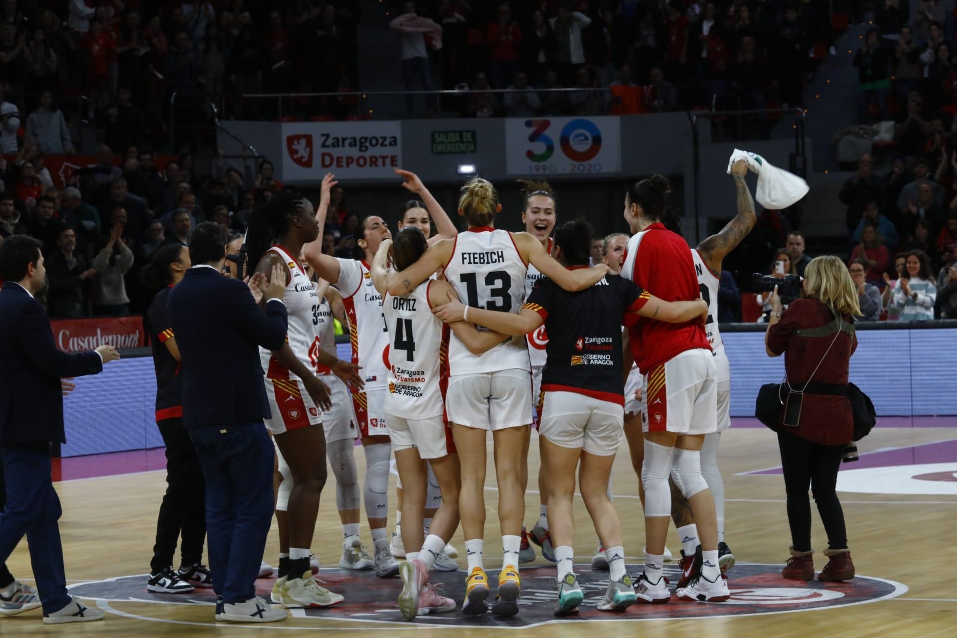 En imágenes | El Casademont Zaragoza hace historia y se mete en cuartos de Euroliga