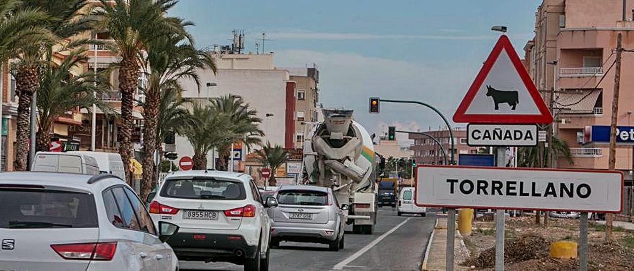 Acceso a la pedanía ilicitana de Torrellano desde Elche, en una imagen retrospectiva de una parte del casco urbano. ANTONIO AMORÓS