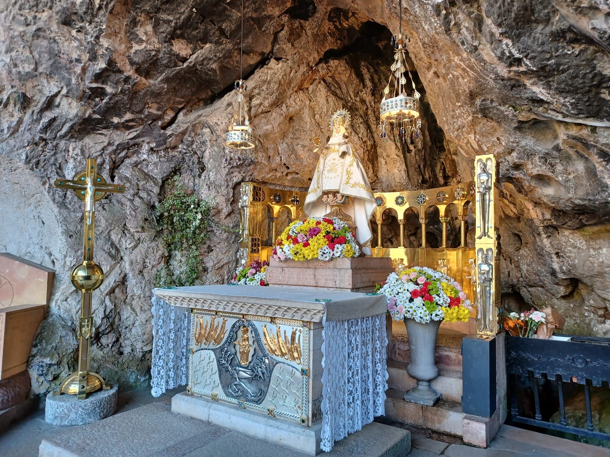 Leones de Papa, jardines de Príncipe y camposanto secreto, las mil y una curiosidades de Covadonga