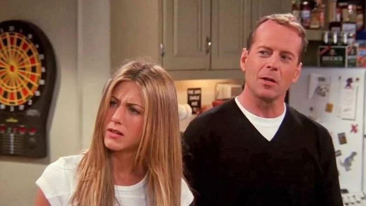 Jennifer Aniston y Bruce Willis en Friends.