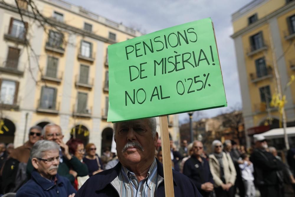 Més de 2.000 gironins es mobilitzen contra «l'estafa» de les pensions