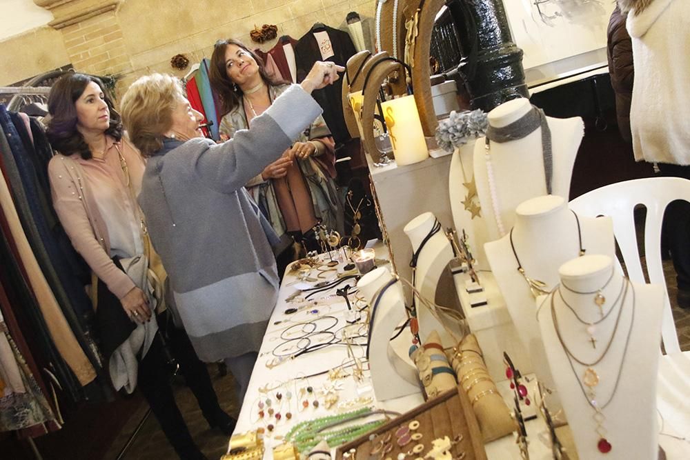 Primer mercadillo solidario de la Asociación Española Contra el Cáncer.