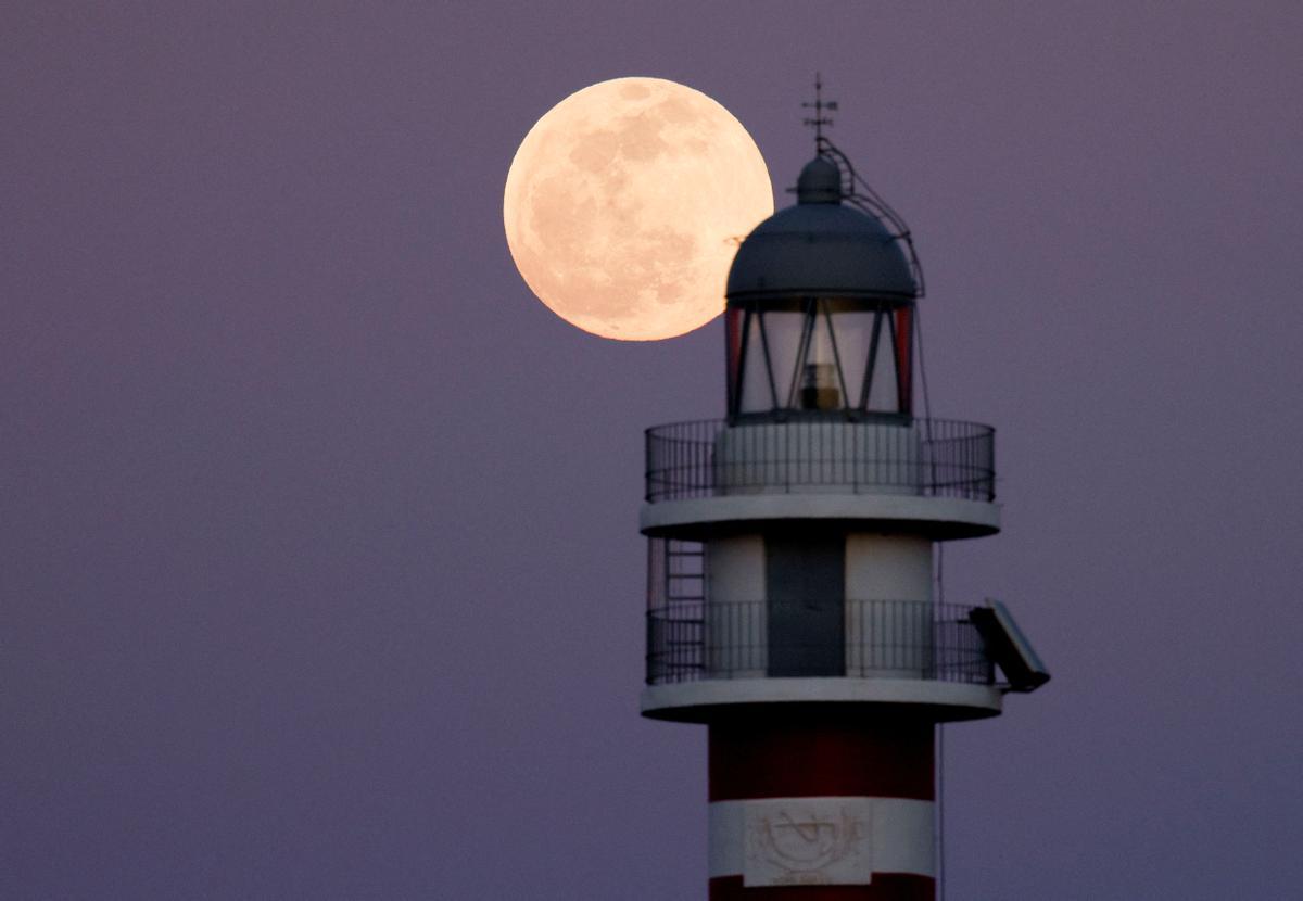 La Luna junto al faro de Arinaga, en Las Palmas.