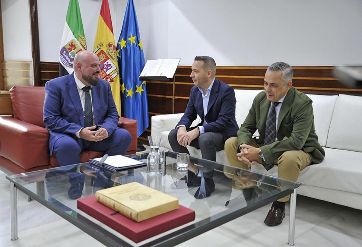 El presidente de la Asamblea de Extremadura, Manuel Naharro, en la reunión de este pasado viernes con los diputados de Vox Óscar Fernández Calle y Ángel Pelayo Gordillo
