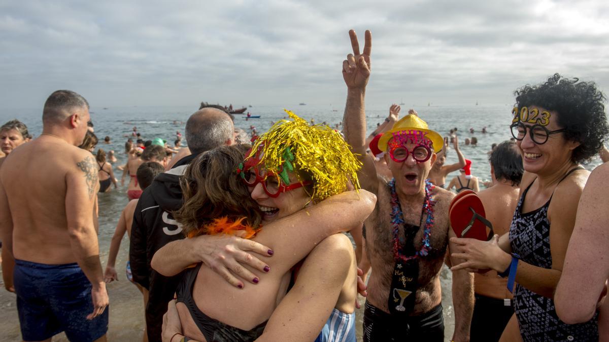 Primer baño del año en la playa de la Barceloneta