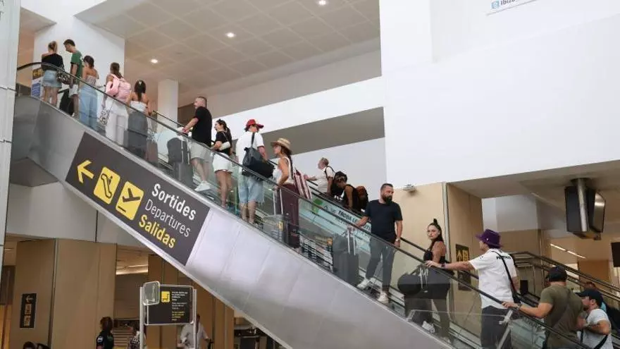 Aeropuerto de Ibiza: la solución de quien huye y el problema de quien llega