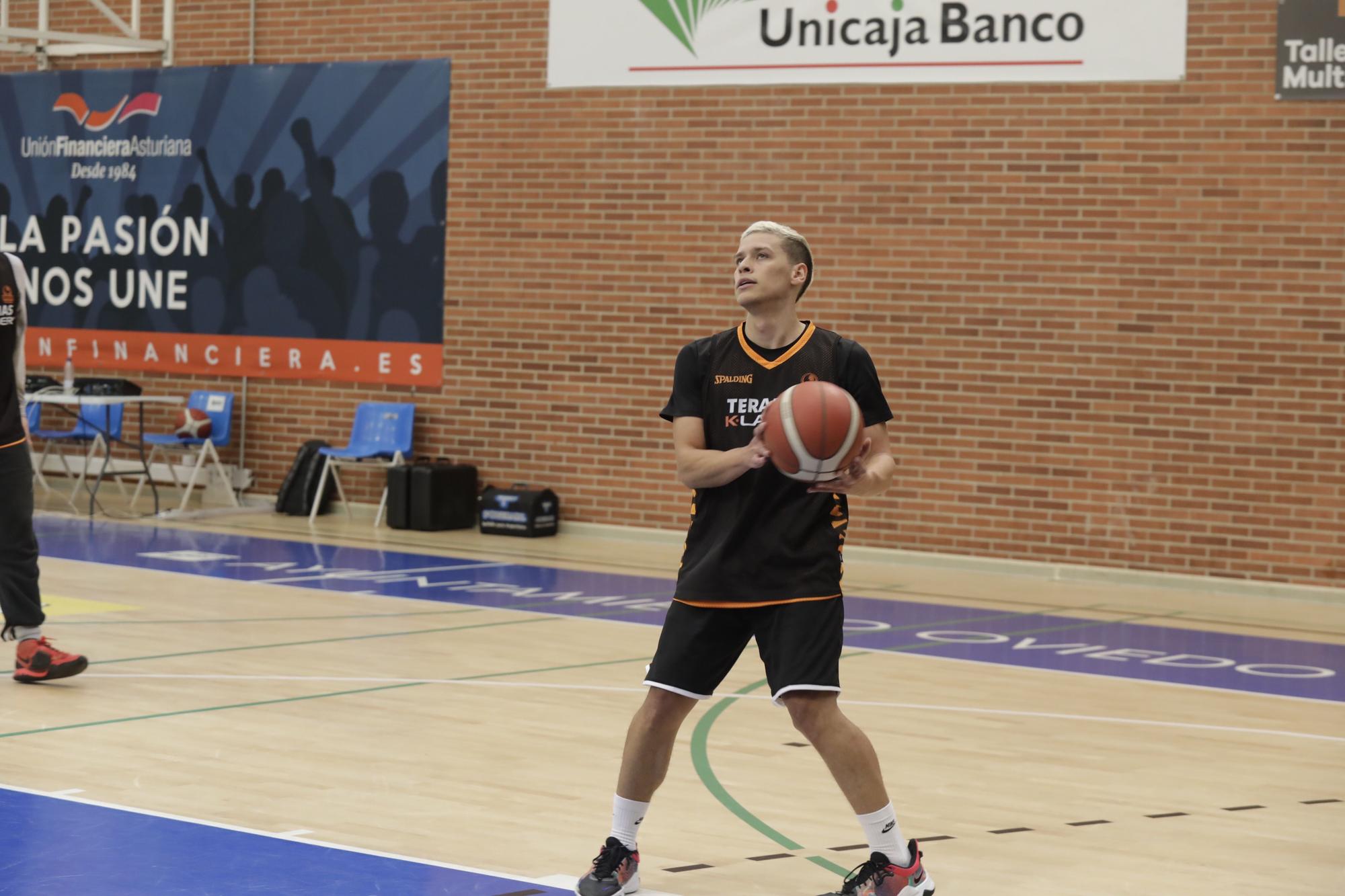 Entrenamiento del Oviedo Club Baloncesto en Pumarín