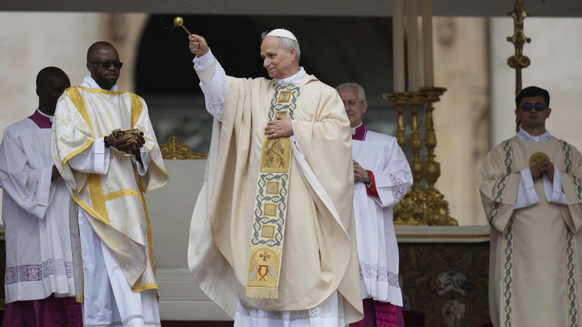 Los cardenales entregan el palio y el anillo del pescador a León XIV