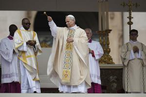 Los cardenales entregan el palio y el anillo del pescador a León XIV