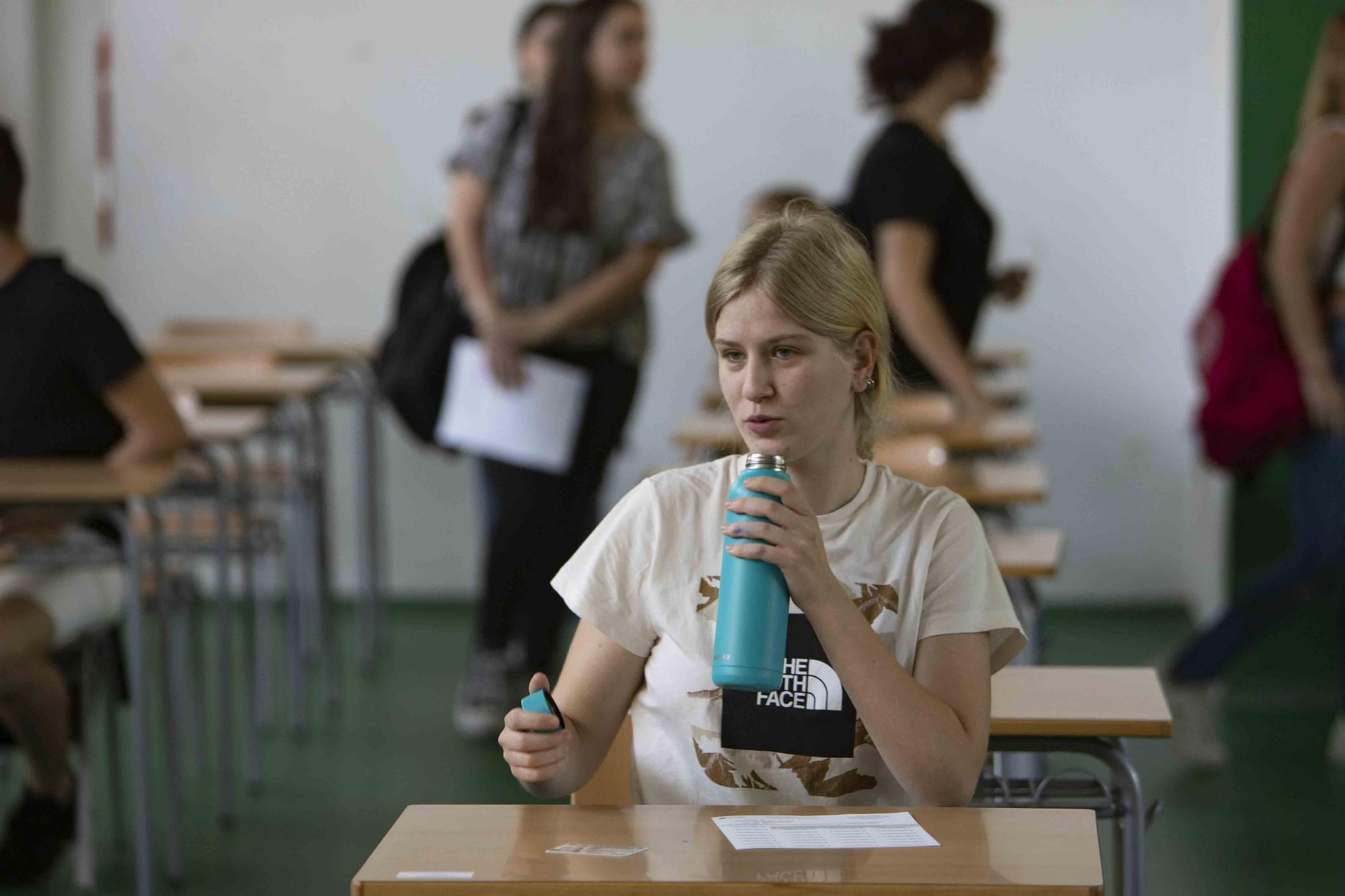 Alumnos de los institutos de la Costera y la Canal se enfrentan a los primeros exámenes de las PAU en Xàtiva