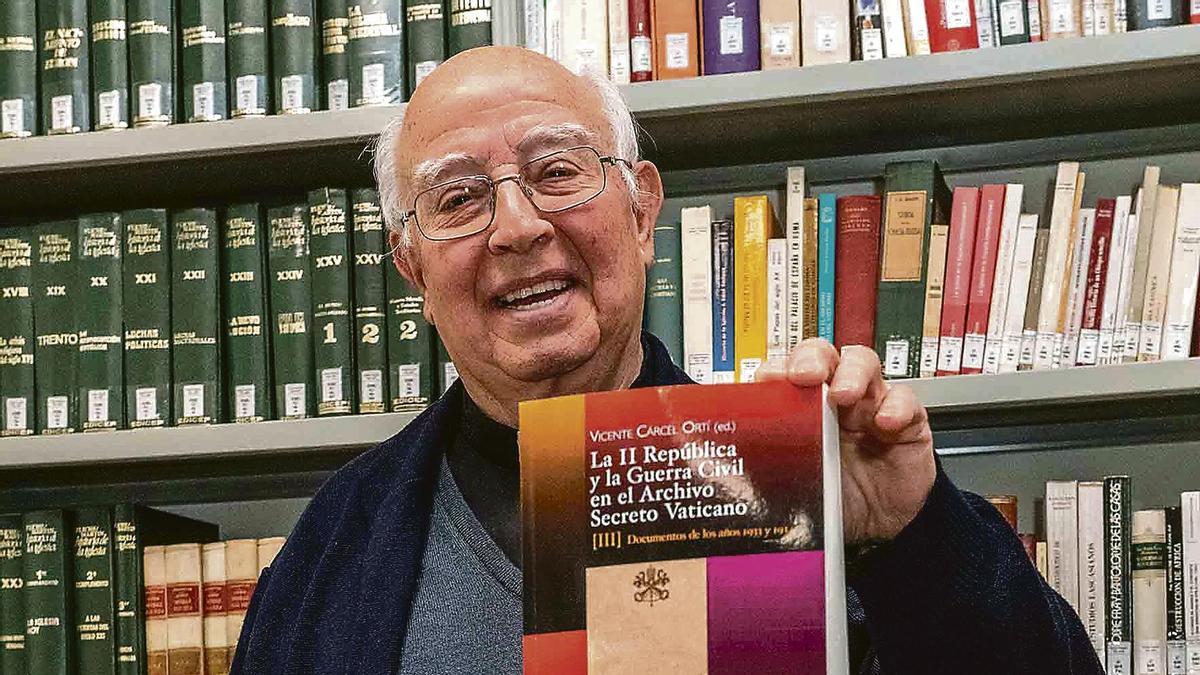 El historiador Vicente Cárcel Ortí, con uno de sus libros en el Pontificio Colegio Español de San José en Roma.