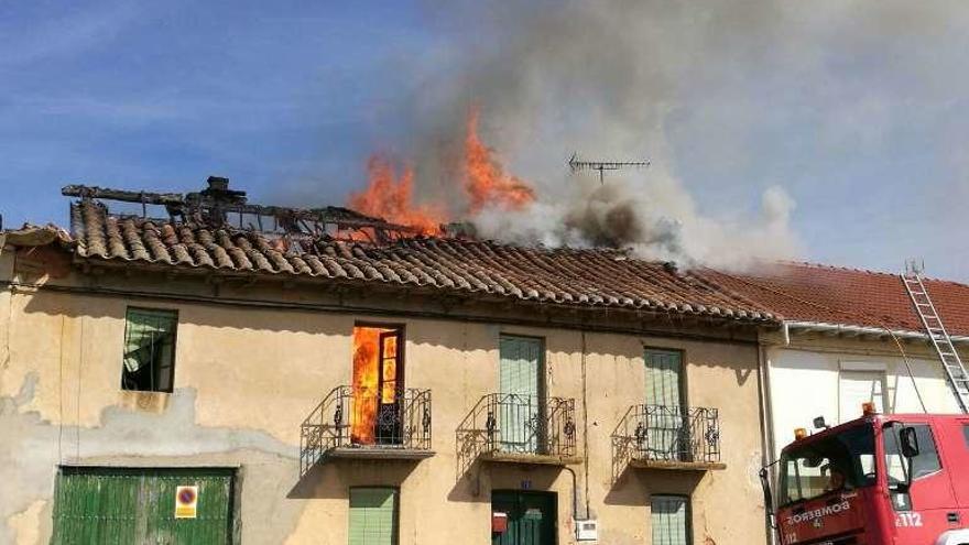 Incendio en la casa contigua al bar de La Torre del Valle.