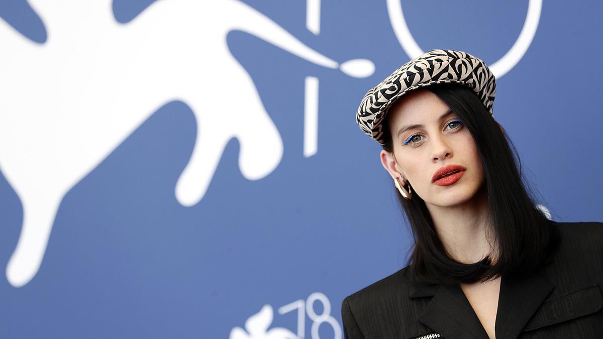 Milena Smit en la presentación de la película de Pedro Almodóvar en el Festival de Venecia 2021