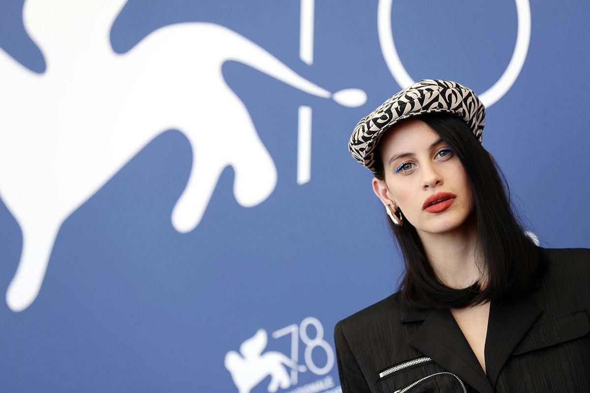 Milena Smit en la presentación de la película de Pedro Almodóvar en el Festival de Venecia 2021