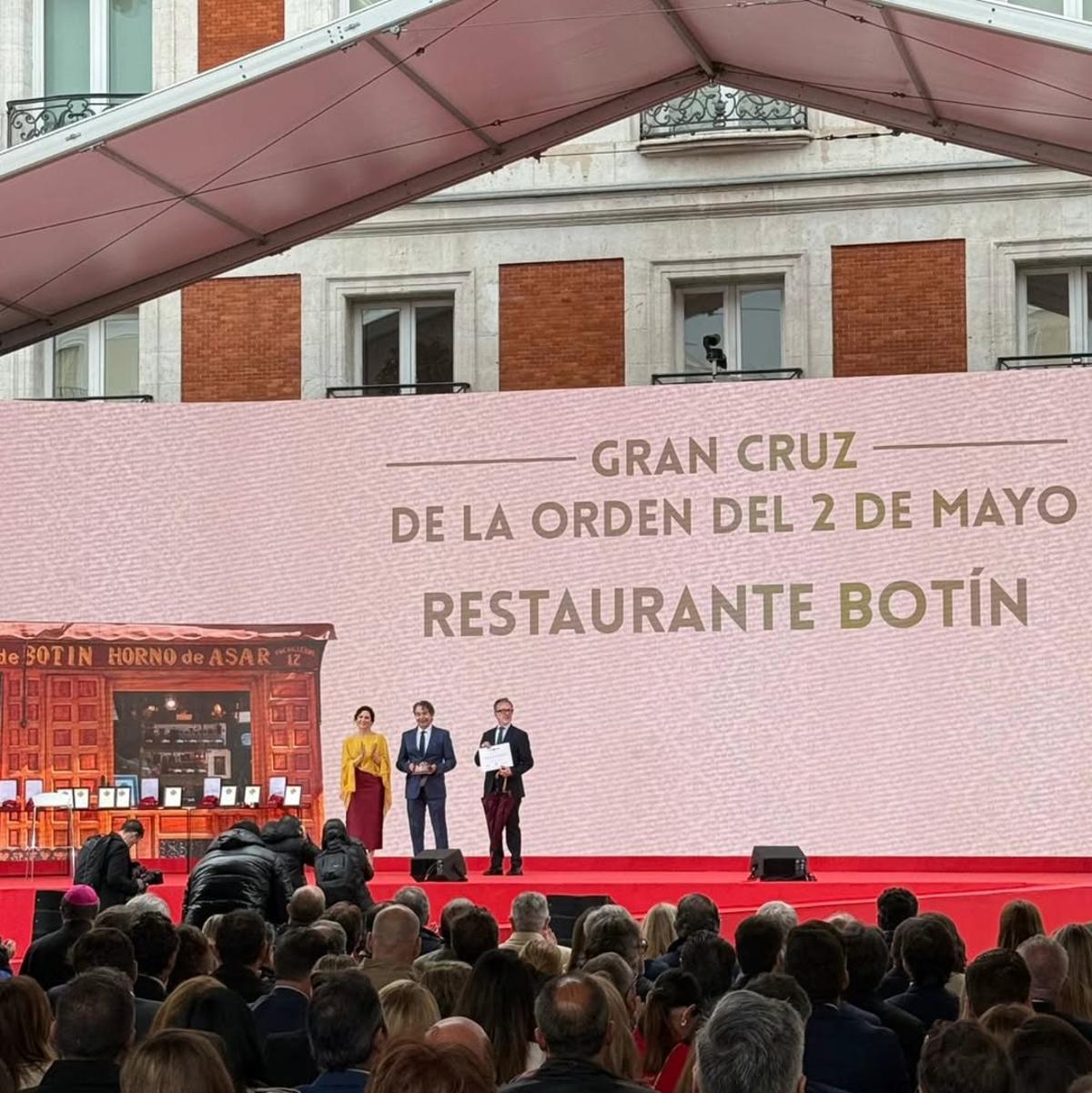 Isabel Díaz Ayuso hizo entrega de este recocimiento a 'Casa Botín' coincidiendo con su 300º aniversario