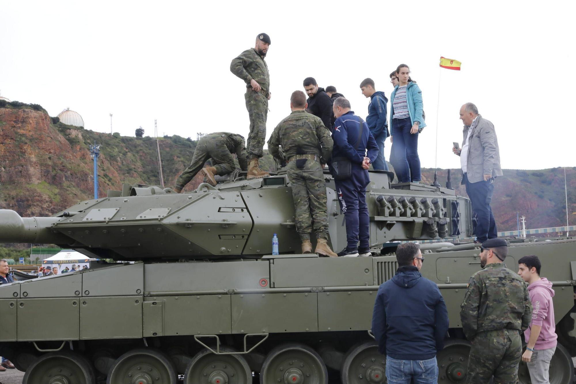 Así fue la visita institucional a los barcos de guerra que están en Gijón por el Día de las Fuerzas Armadas