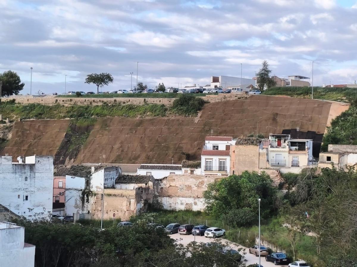Obra de consolidación de la ladera en el Cerro de los Poetas de Puente Genil.