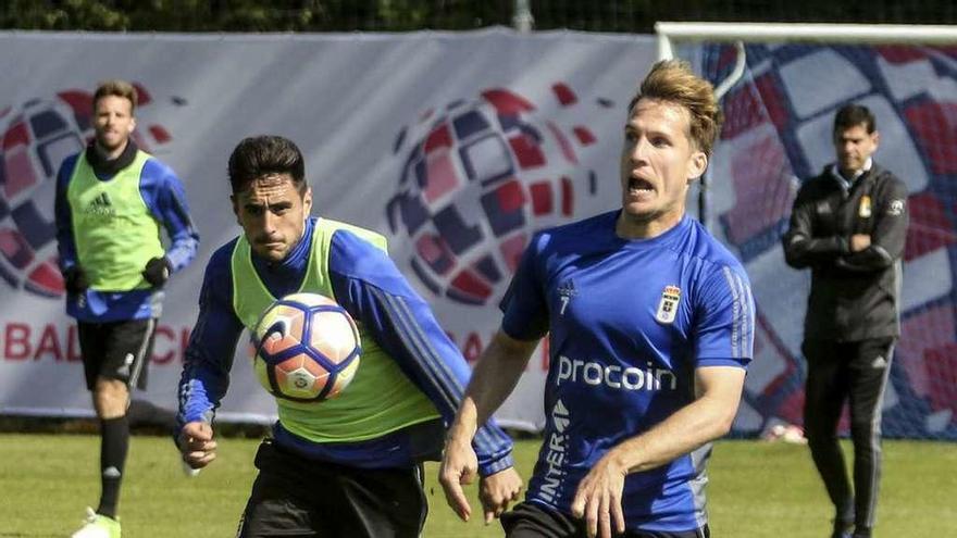 Susaeta controla el balón ante la presencia de Costas.