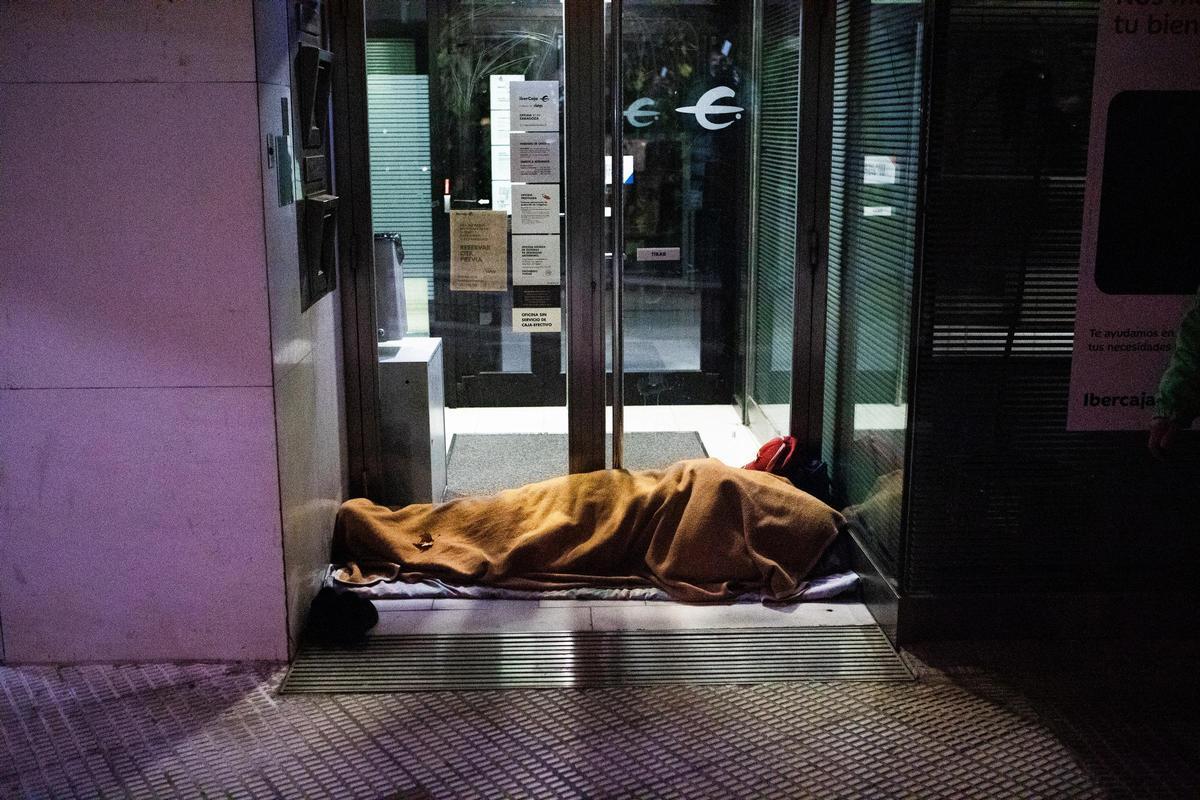 Voluntarios de Cruz Roja realizan el recuento de personas sin hogar en Zaragoza, este miércoles.