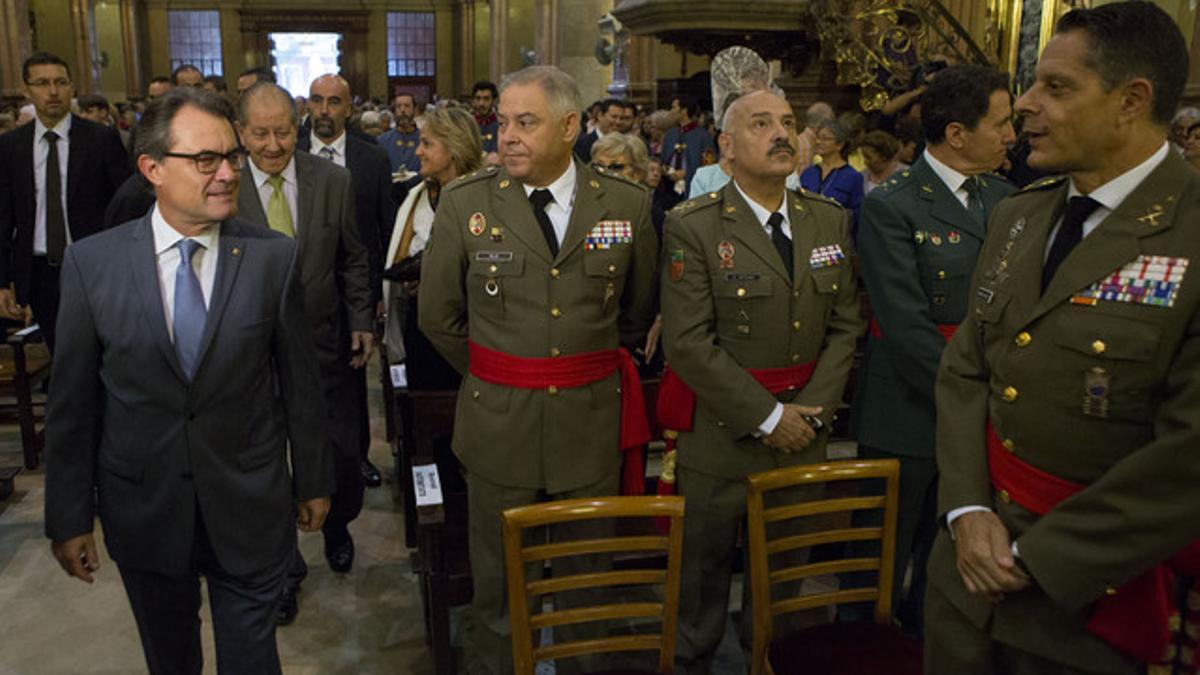 Artur Mas y varios militares, en la misa de la Mercè de las fiestas del año pasado.