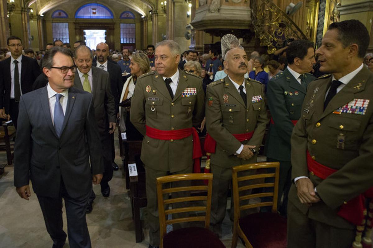 Artur Mas i diversos militars, a la missa de la Mercè de les festes de l’any passat. Artur Mas i diversos militars, a la missa de la Mercè de les festes de l’any passat.