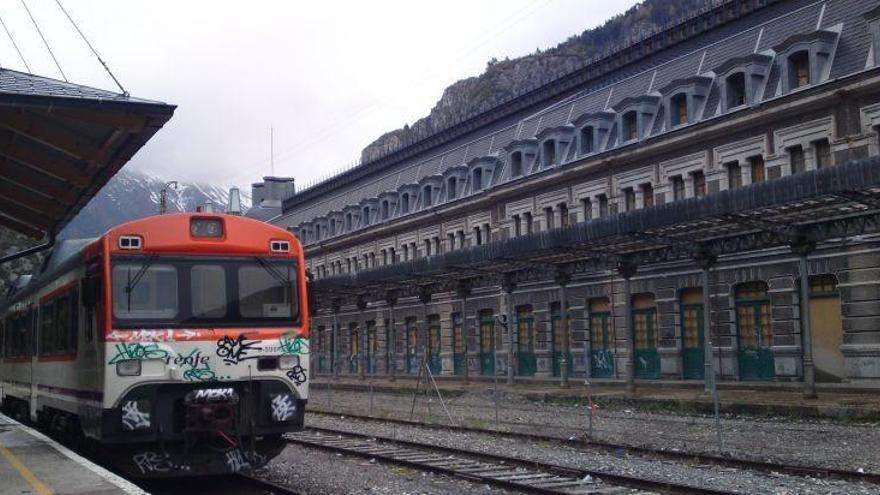 Crefco invita al tren a los alcaldes para celebrar la recuperación de paradas