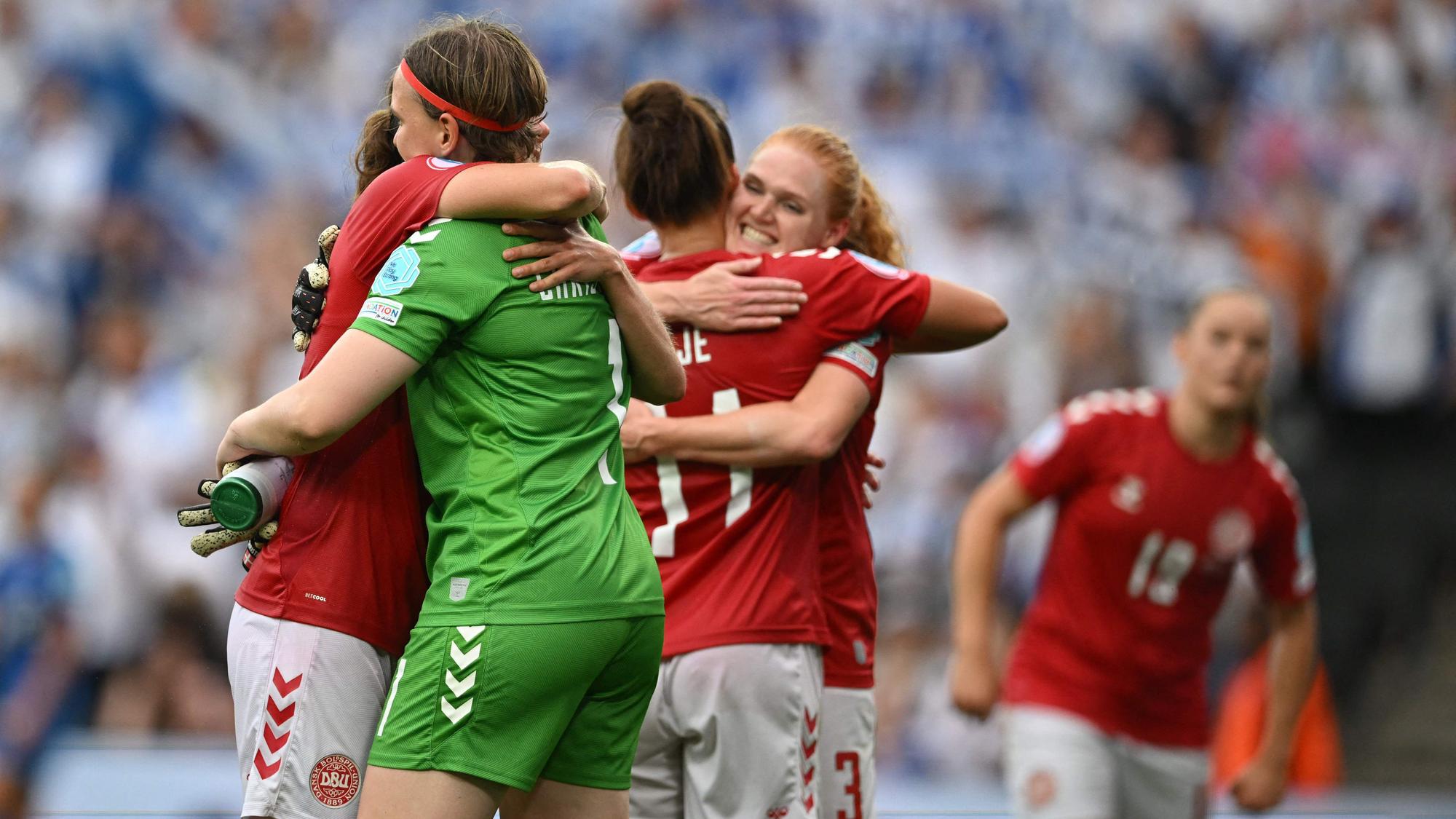 Dinamarca celebrando la victoria ante Finlandia