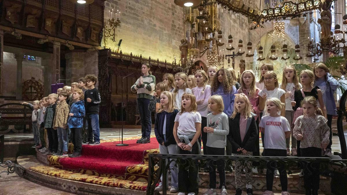 El Colegio Sueco ensaya en la Seu para el concierto de Santa Lucía
