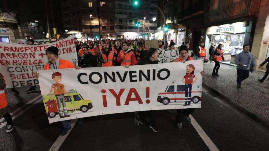 En imágenes | El transporte sanitario de Aragón reclama en la calle un nuevo convenio