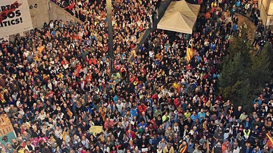 Milers de persones van omplir la plaça de Sant Pere de Berga, anit