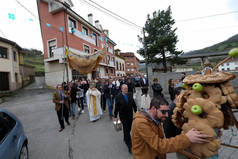 Procesión del Santo Encuentro en Campomanes