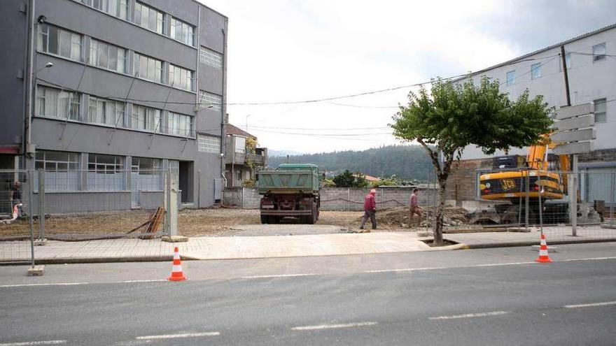 Personal de Anllar inició en la mañana de ayer los trabajos de creación de la Praza da Música de A Estrada. // Bernabé / Ana Agra