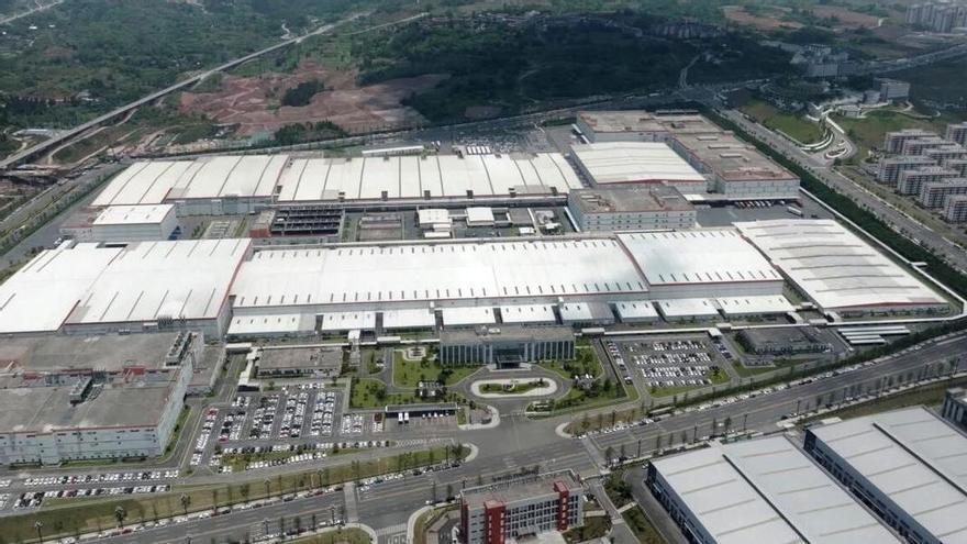 El Gobierno asume una dependencia total de trabajadores y componentes chinos en el arranque de las nuevas factorías de coches