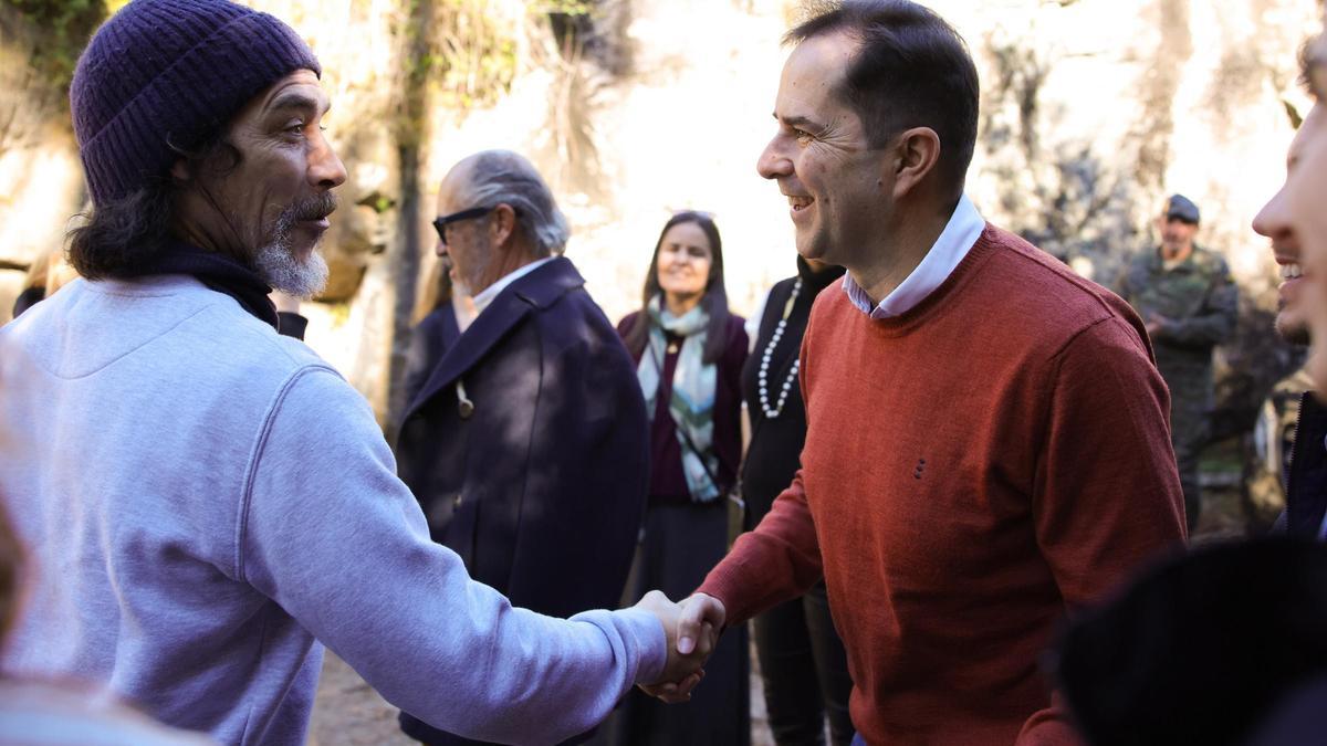 Óscar Jaenada, que hace de Máximo en «Punto Nemo», se saluda con Jacobo Sutil.