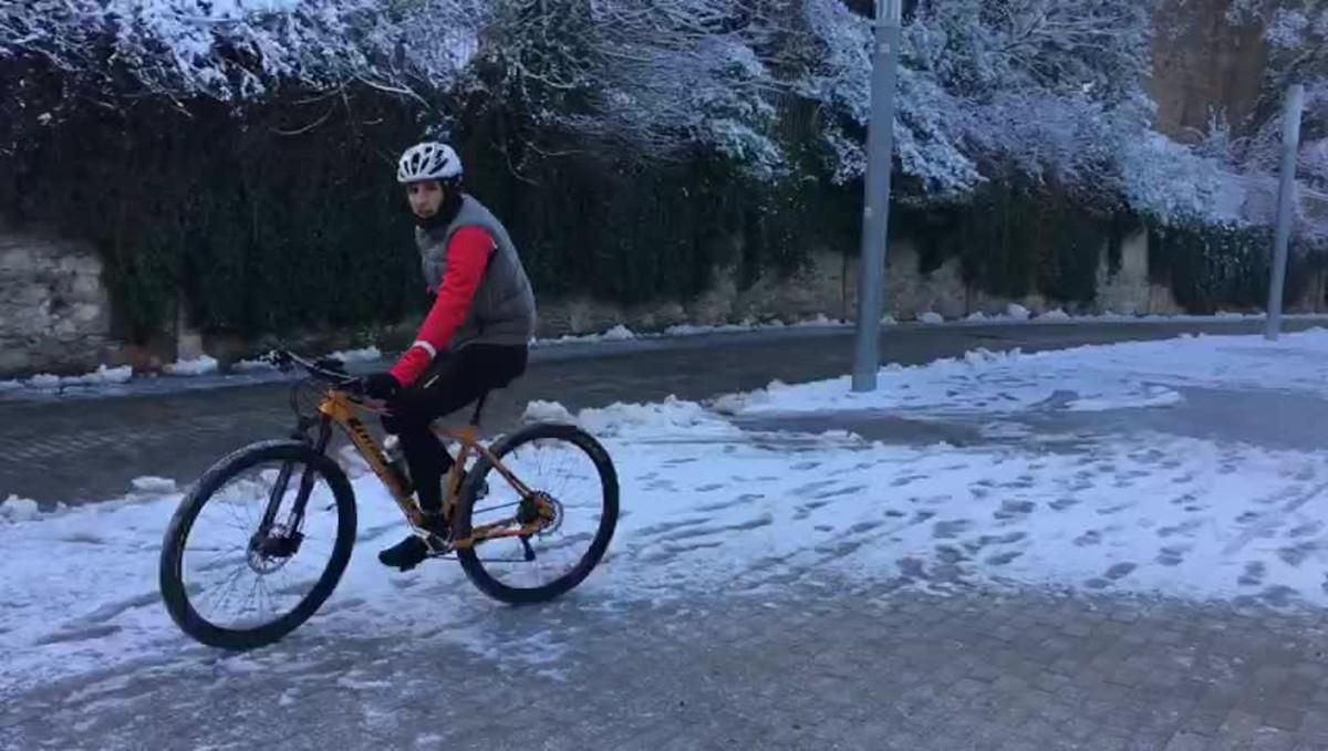 La nieve vuelve a tenir la montaña del Tibidabo de blanco.