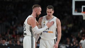 MADRID, 16/01/2025.- Los jugadores del Real Madrid, Dzanan Musa (i) y Mario Hezonja durante el partido de EuroLiga que Real Madrid y Olympiacos disputan este jueves en el Movistar Arena, en Madrid. EFE/Kiko Huesca