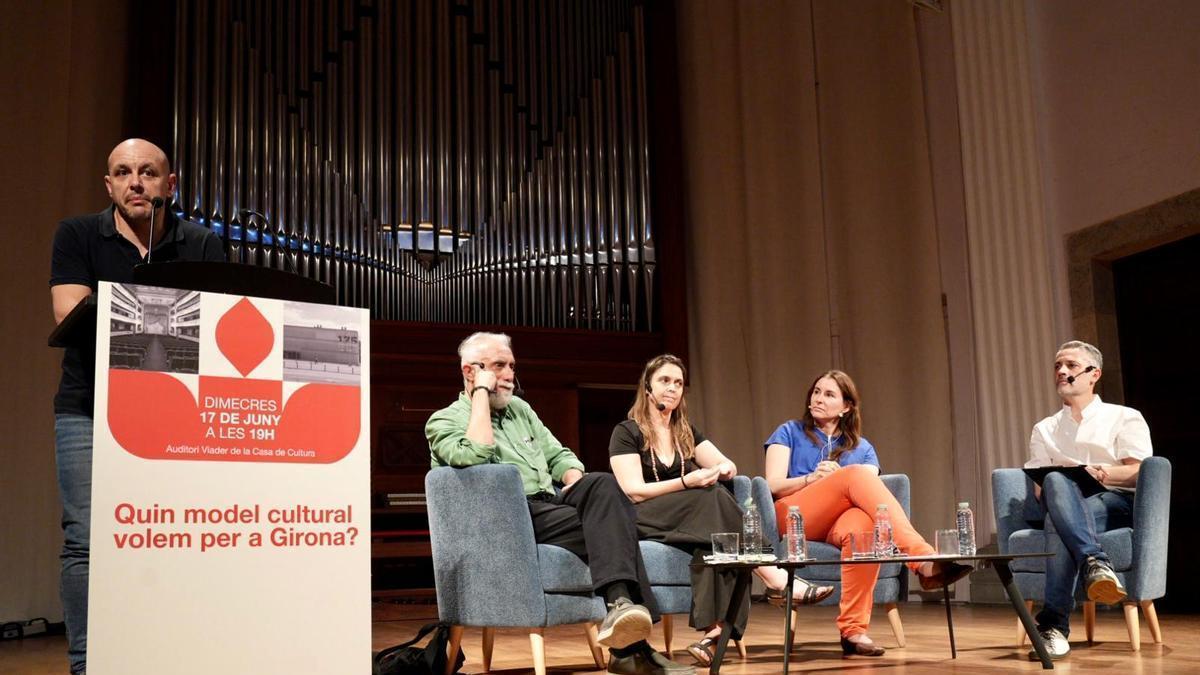 Participants en el debat sobre el futur cultural de Girona a la Casa de Cultura.
