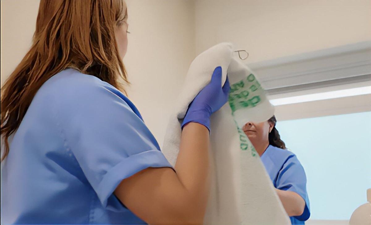 Una técnico de Enfemería del SAS.