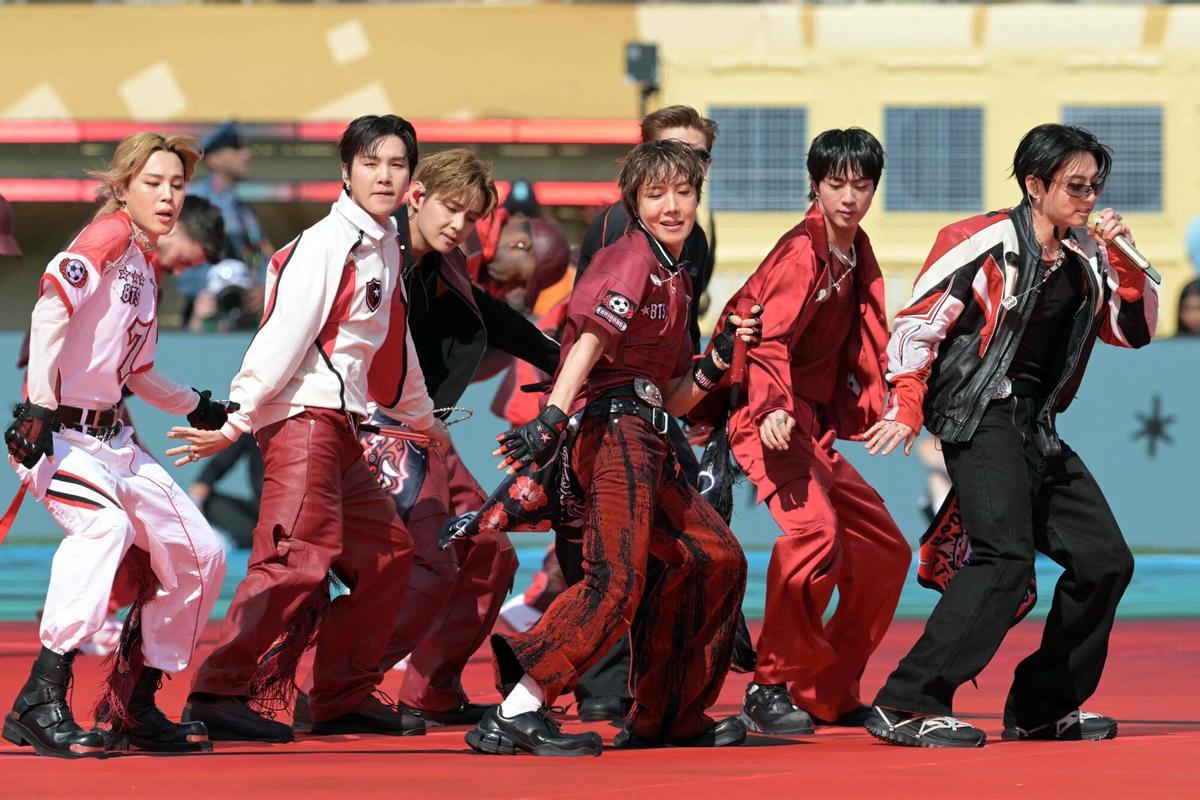 El grupo surcoreano BTS actuando en la media parte de la final del Mundial 2026.