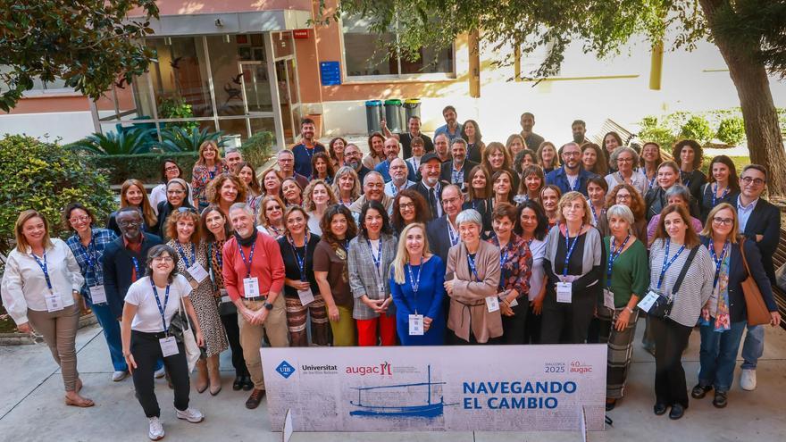 La UIB reúne a un centenar de profesionales de la comunicación para debatir cómo actuar en tiempos de crisis, IA y cambio