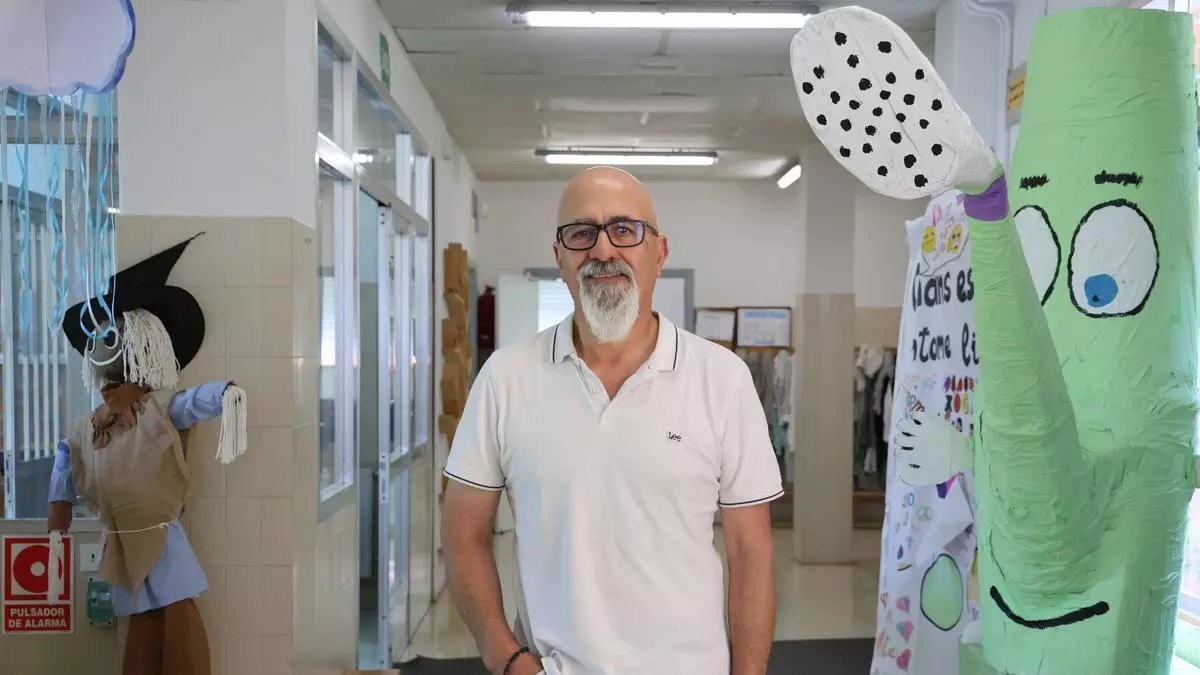 Juan Carlos Abalde, director del CEIP Chans-Bembrive: «Ya vemos en Primaria niños con conductas autolíticas o depresiones»