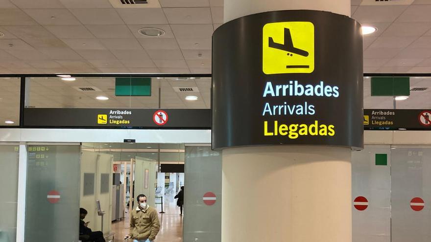 Un passatger arribant a l&#039;aeroport del Prat.