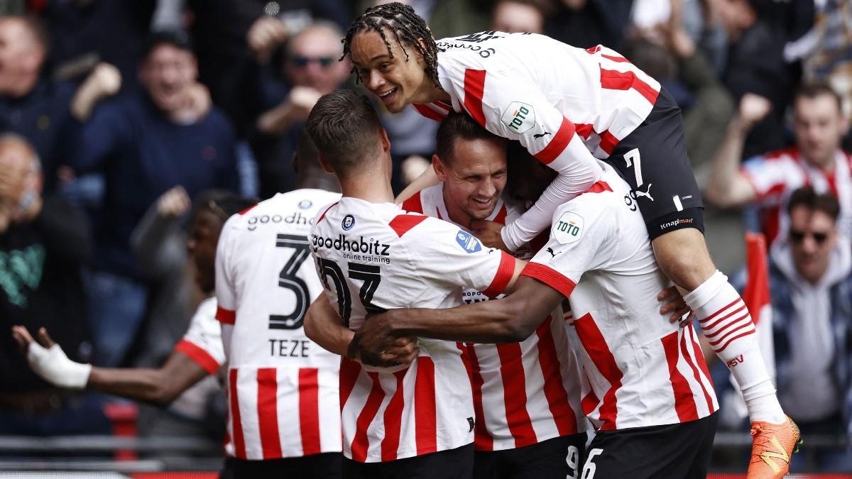 Xavi Simons, colgado a Luuk de Jong y sus compañeros del PSV