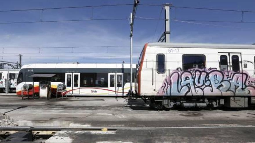 Un tren con un gran grafiti en uno de sus laterales.