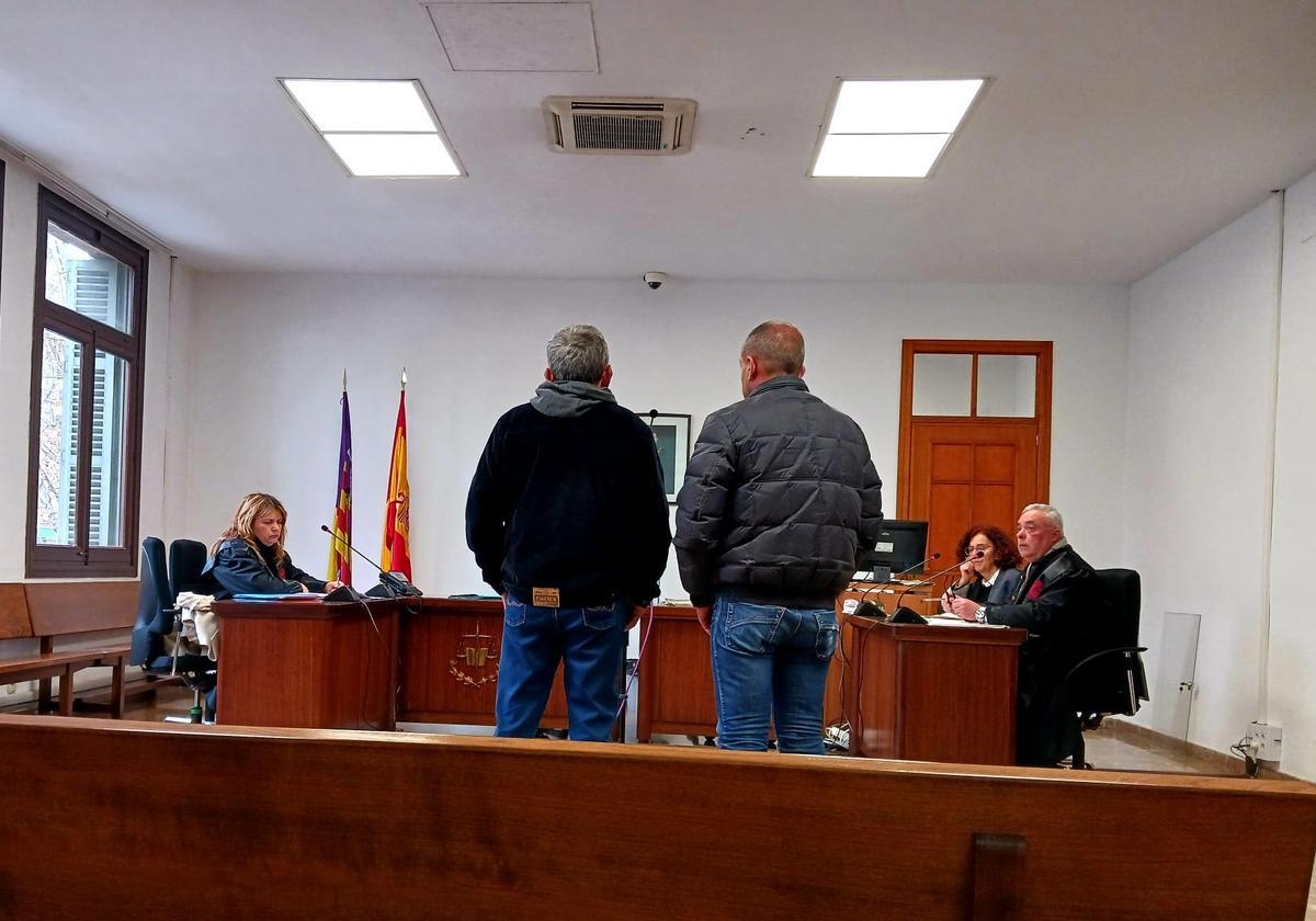 El acusado (izquierda), junto al intérprete, durante el juicio celebrado ayer en la sede de Vía Alemania.