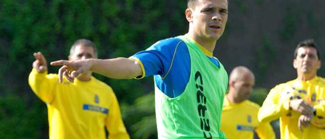 El centrocampista de la UD Roque Mesa, durante una sesión de entrenamiento en Barranco Seco.