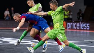 Ferrao cae en un lance del juego contra el Palma Futsal en Ereván.