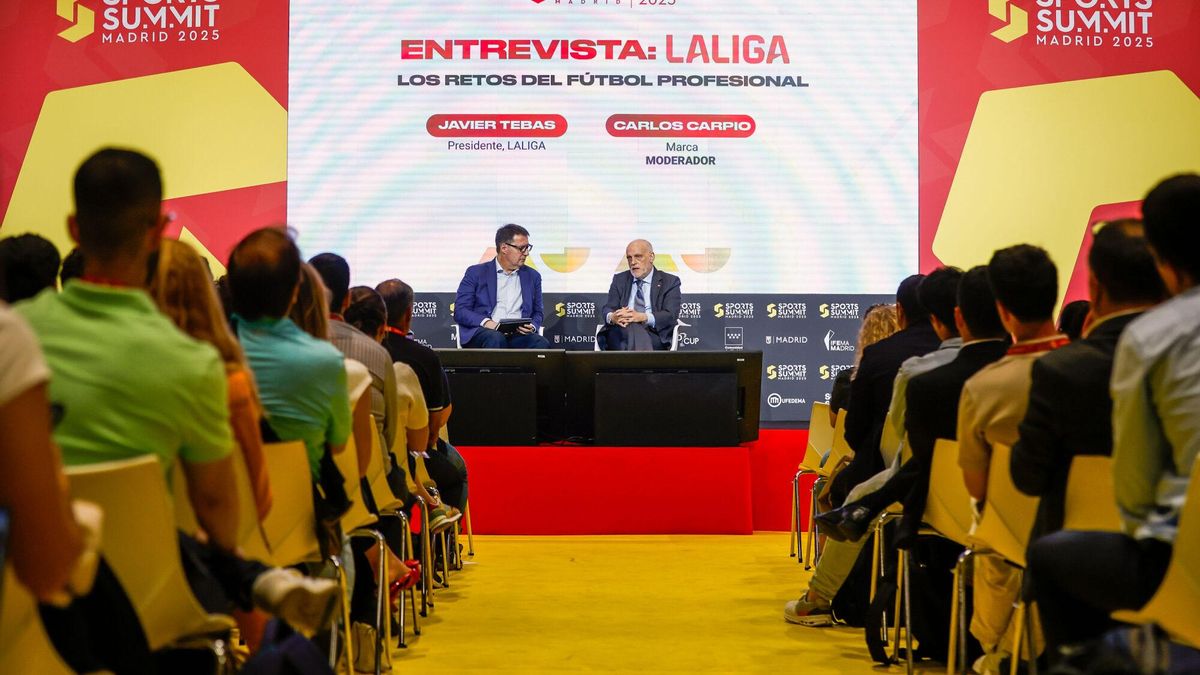 Javier Tebas (dcha), presidente de La Liga, en la jornada inaugural del &quot;Sports Summit Madrid 2025&quot;, que se celebra en las instalaciones de IFEMA.